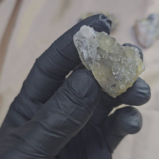Fluorite jaune verdâtre recouverte de cristaux de quartz scintillant de 37g Maroc