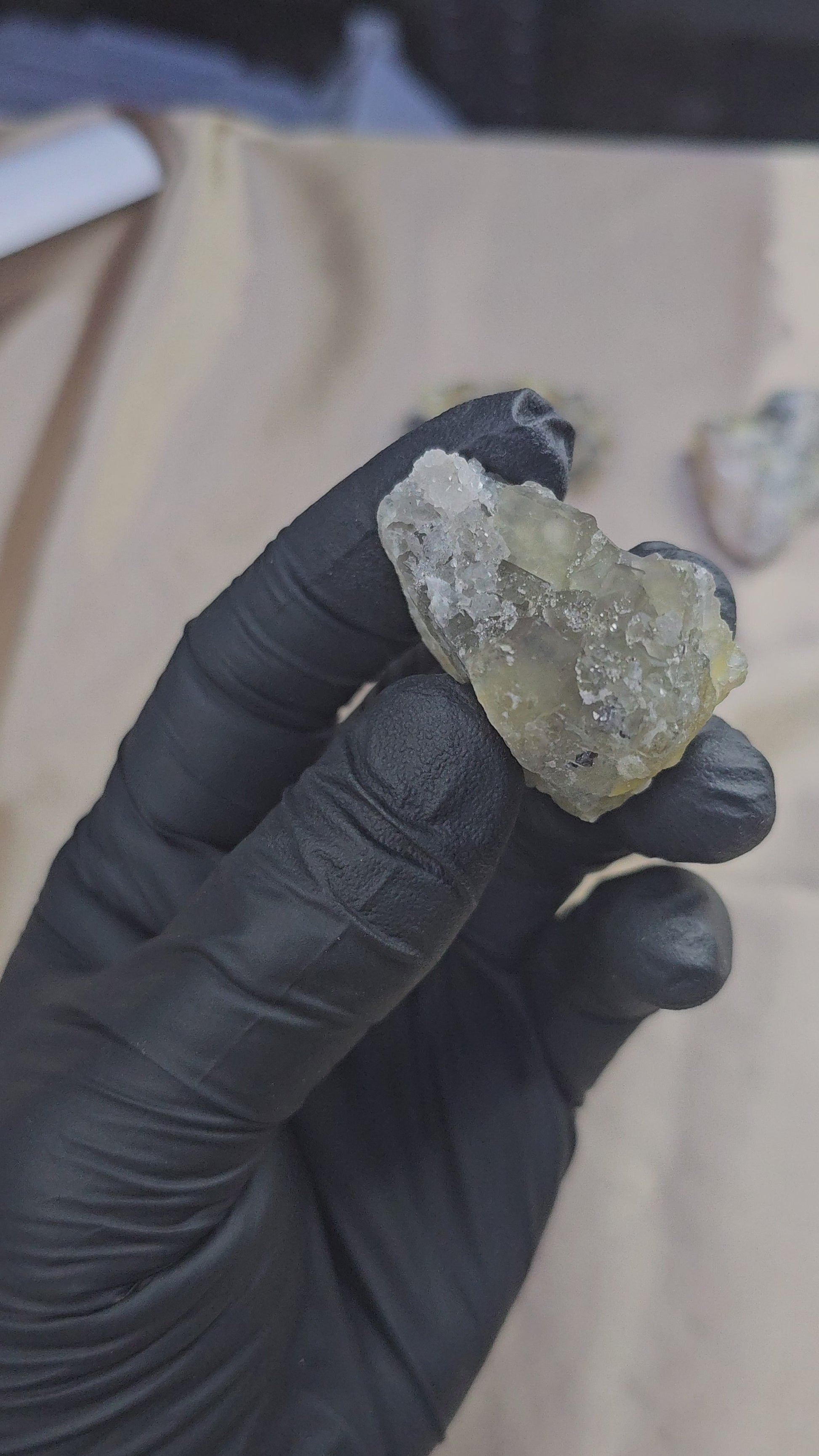 Fluorite jaune verdâtre recouverte de cristaux de quartz scintillant de 37g Maroc