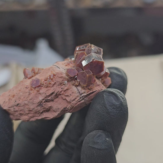 Vanadinite à cristaux hexagonaux sur matrice claire 46g de Mibladen au Maroc