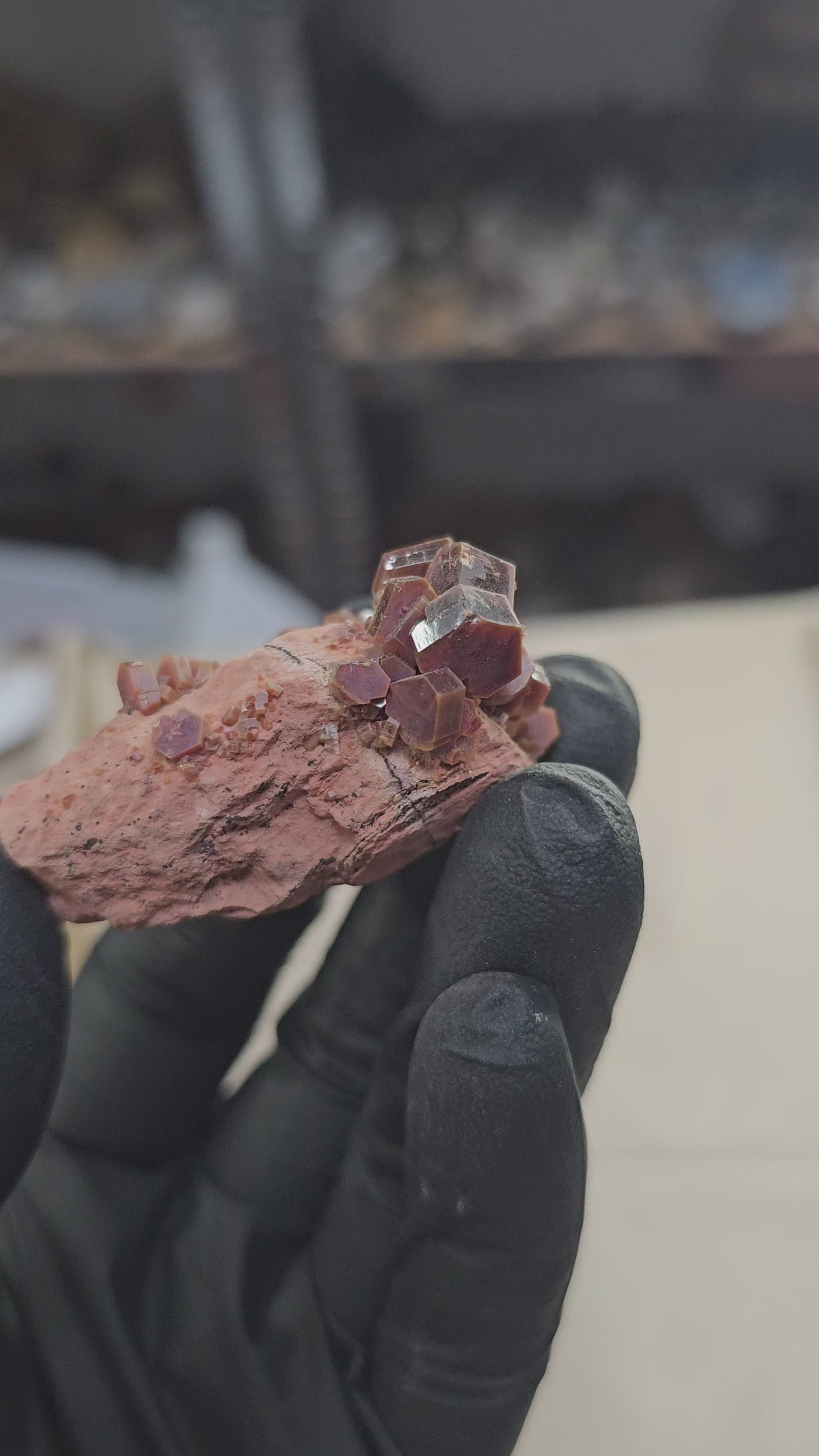 Vanadinite à cristaux hexagonaux sur matrice claire 46g de Mibladen au Maroc