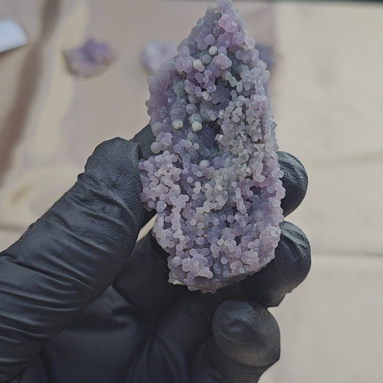 Calcédoine botryoïdale violette et verdâtre 41g d'Indonésie - Vue en 360° et du dessus