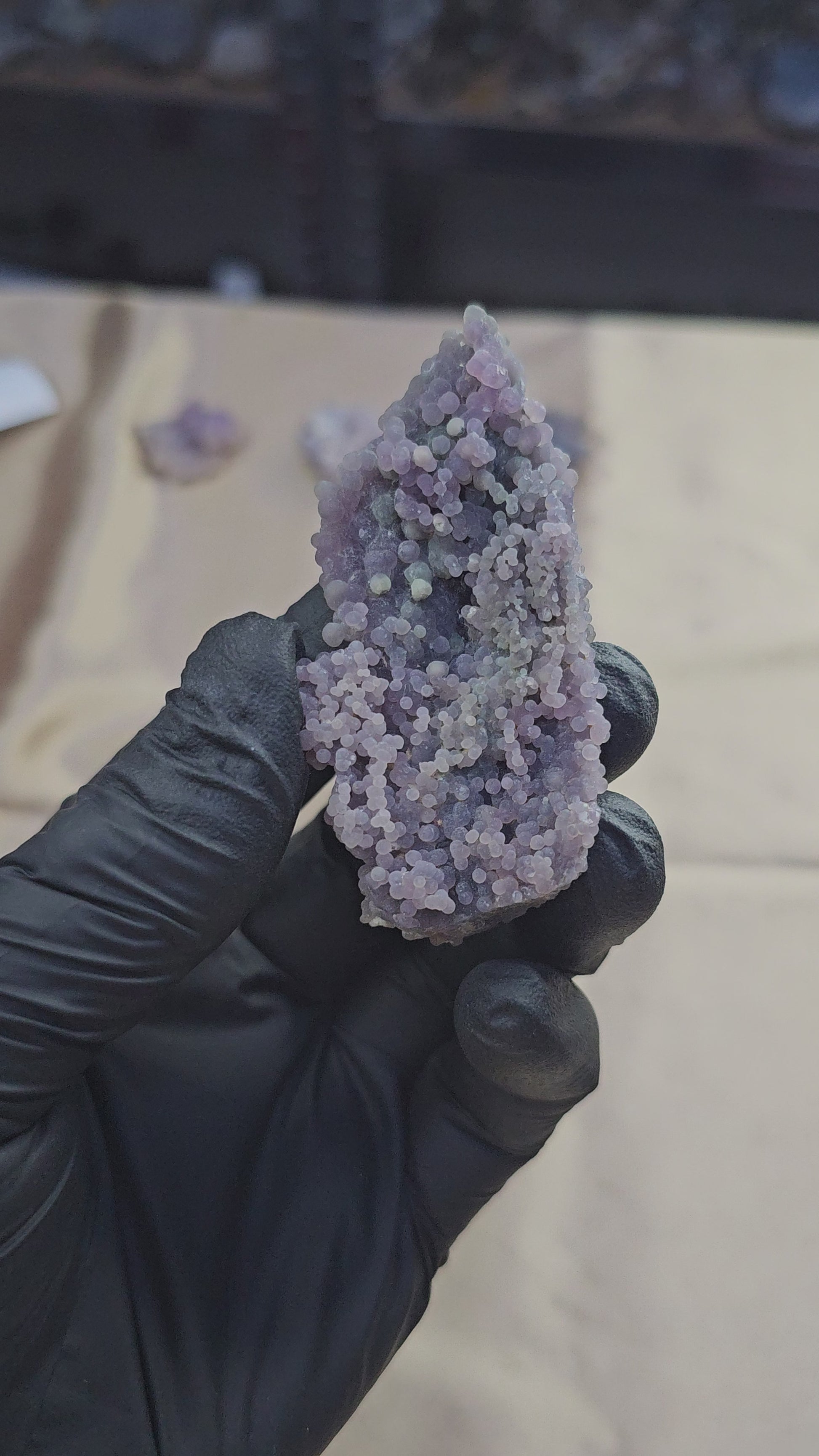 Calcédoine botryoïdale violette et verdâtre 41g d'Indonésie - Vue en 360° et du dessus