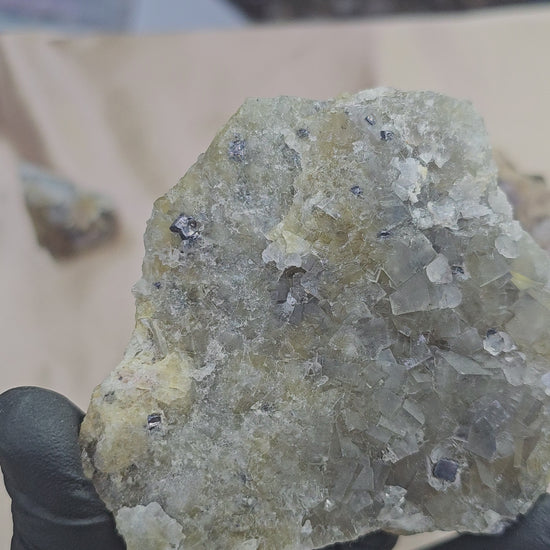 Fluorite vert gris à inclusions de cubes de galène avec quartz du Marocaine de 272g