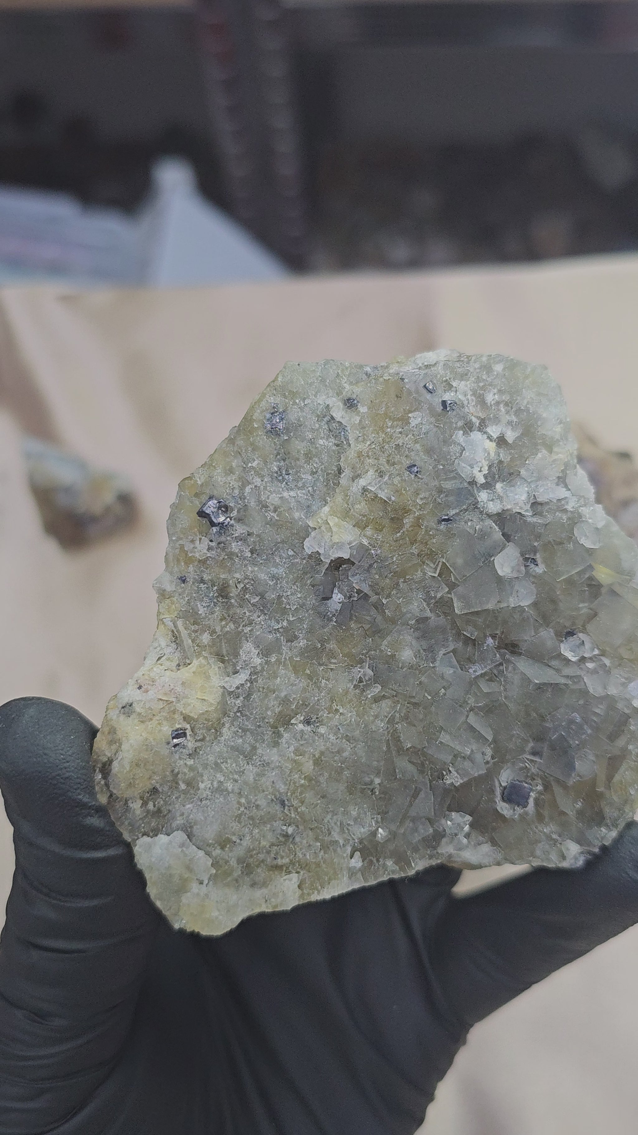 Fluorite vert gris à inclusions de cubes de galène avec quartz du Marocaine de 272g