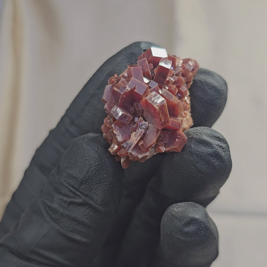 Vanadinite rouge à cristaux hexagonaux 31g de Mibladen - Vue en 360°