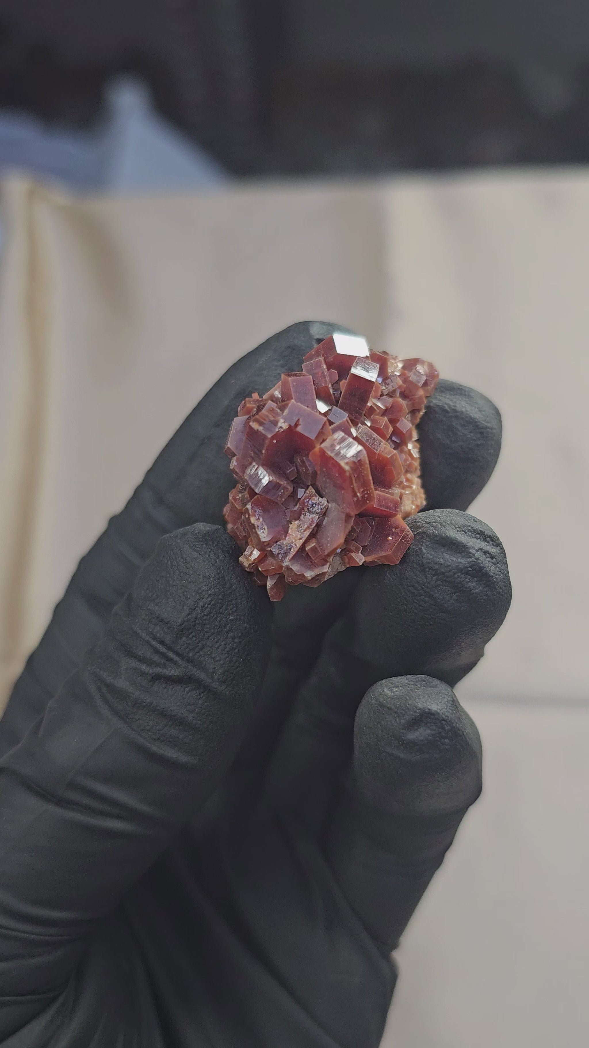 Vanadinite rouge à cristaux hexagonaux 31g de Mibladen - Vue en 360°