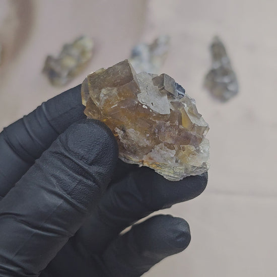 Fluorite miel sombre avec galène de 34g - Vue du dessus et en 360°