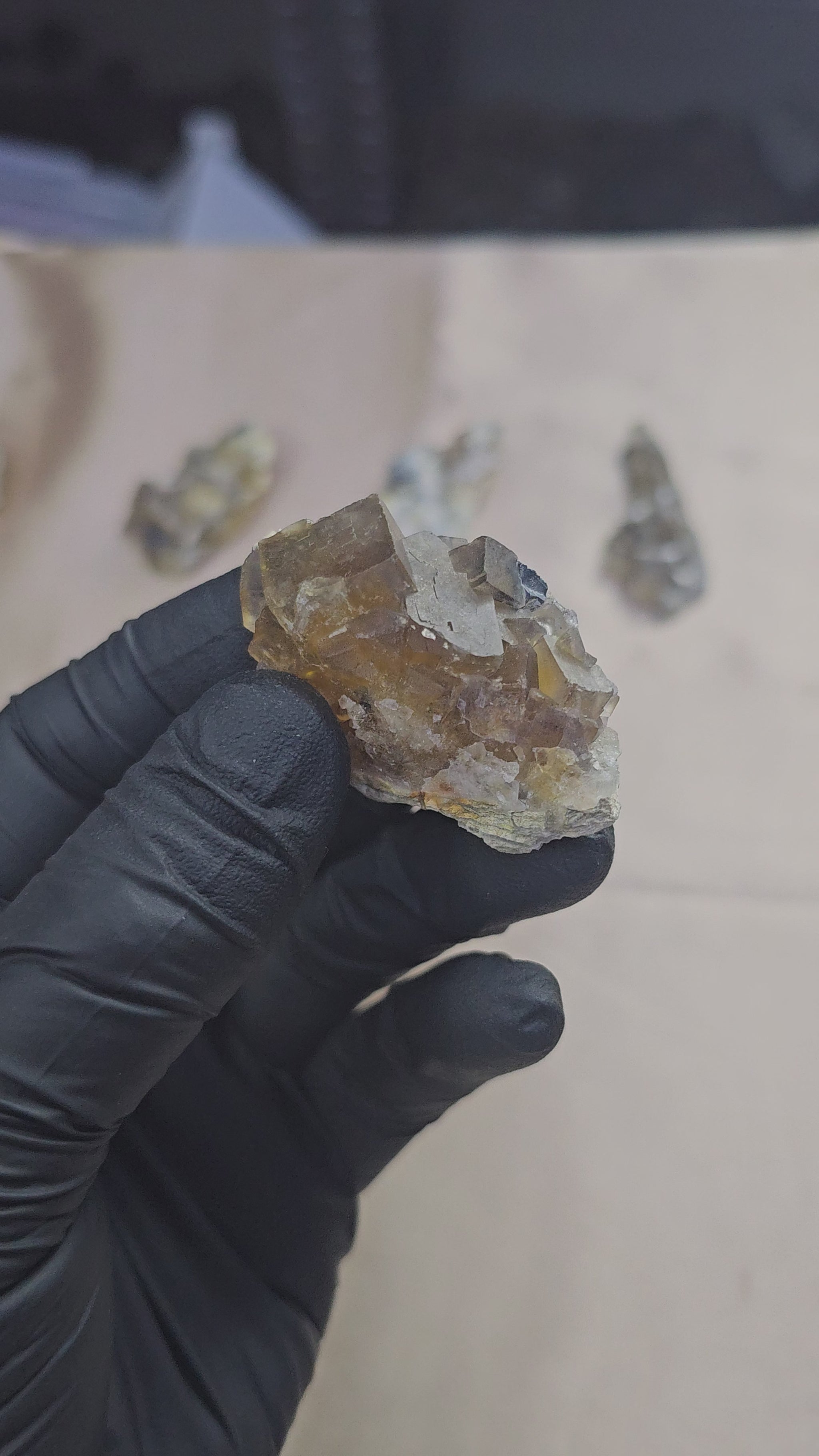 Fluorite miel sombre avec galène de 34g - Vue du dessus et en 360°