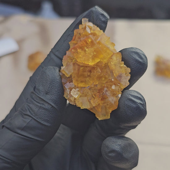 Sublime amas de cubes de fluorite maclée jaune miel sombre de 27g en provenance d'Aouli au Maroc - Vue en 360° sous lumière