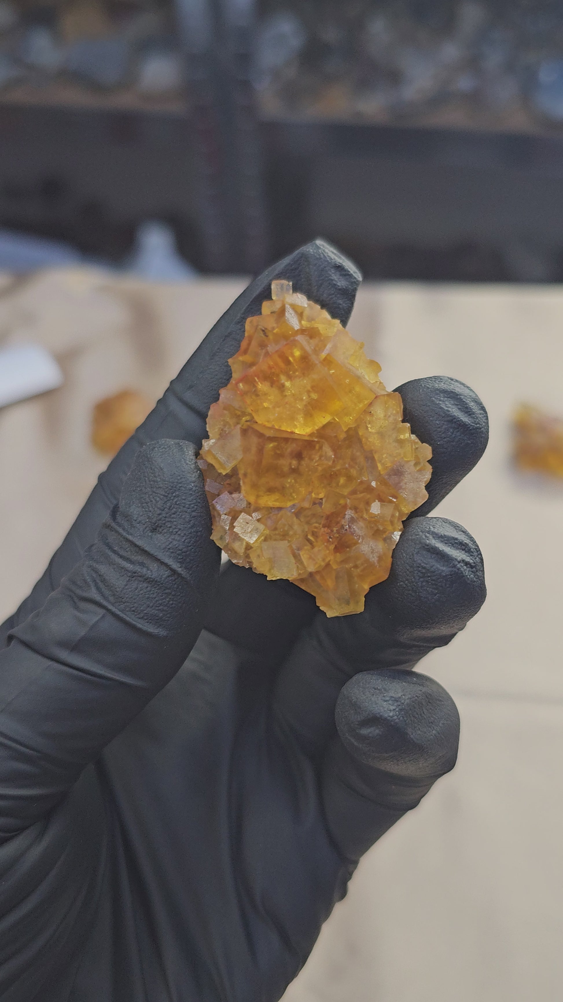 Sublime amas de cubes de fluorite maclée jaune miel sombre de 27g en provenance d'Aouli au Maroc - Vue en 360° sous lumière