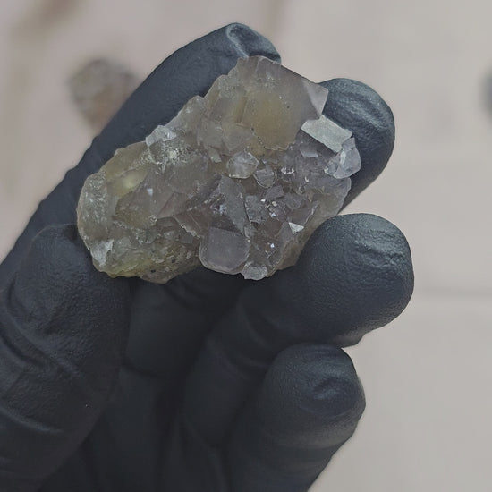 Fluorite maclée jaune gris associée à du quartz scintillant de 24g du Maroc - Vue  en 360° et du dessus