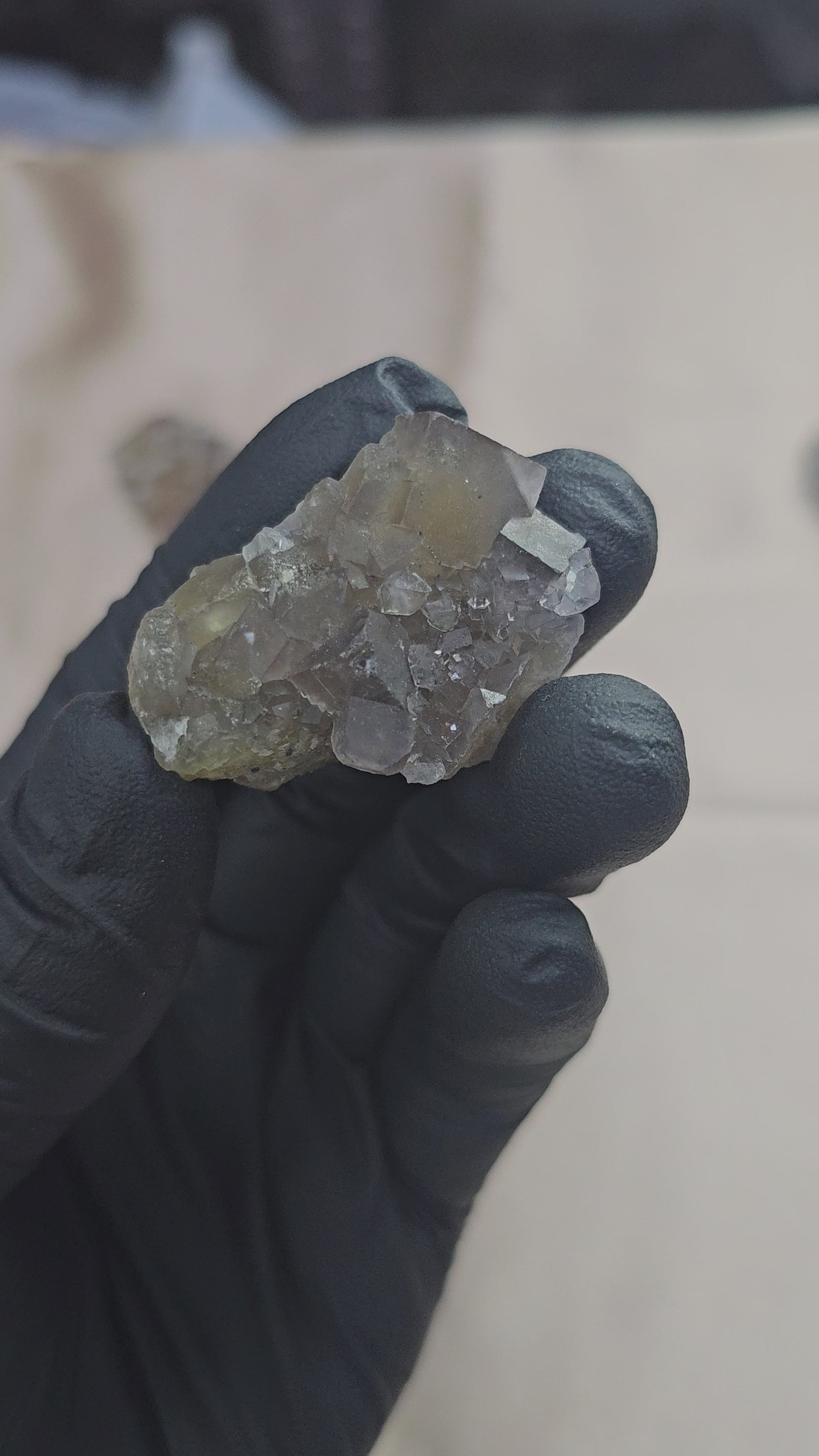 Fluorite maclée jaune gris associée à du quartz scintillant de 24g du Maroc - Vue  en 360° et du dessus