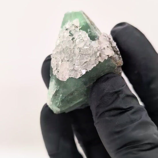 Fluorite verte triangulaire avec quartz et pyrite 58g de la mine d'El Hammam au Maroc