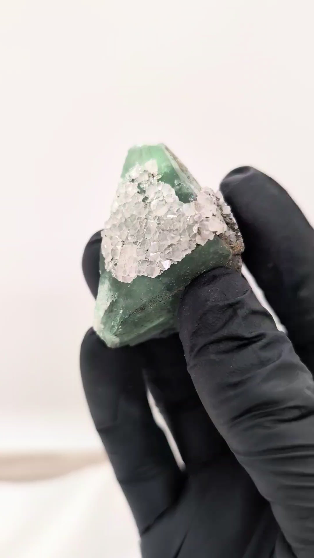 Fluorite verte triangulaire avec quartz et pyrite 58g de la mine d'El Hammam au Maroc