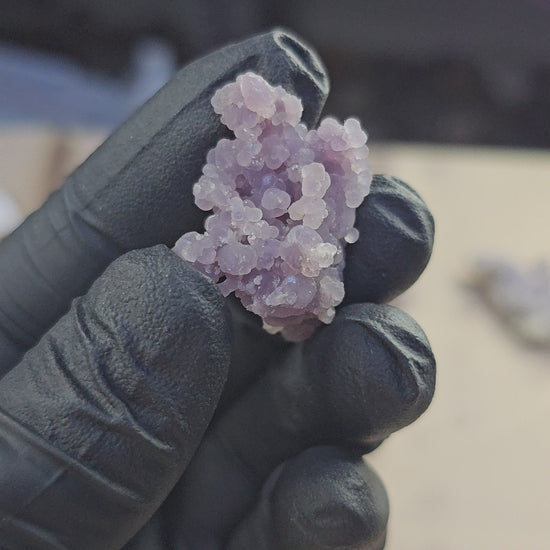 Calcédoine botryoïdale cristallisée en grains de raisin violets de 8g 