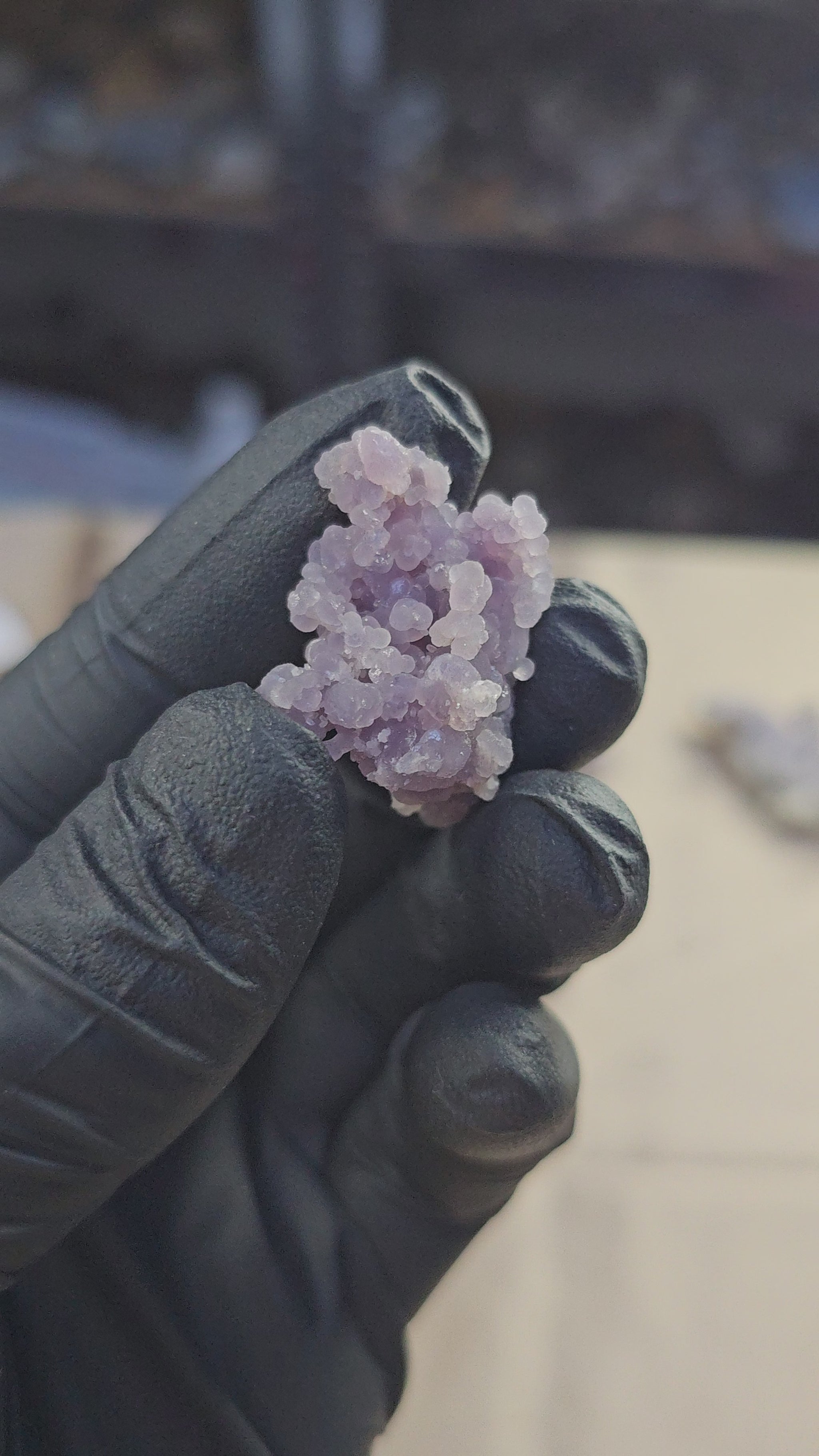 Calcédoine botryoïdale cristallisée en grains de raisin violets de 8g 