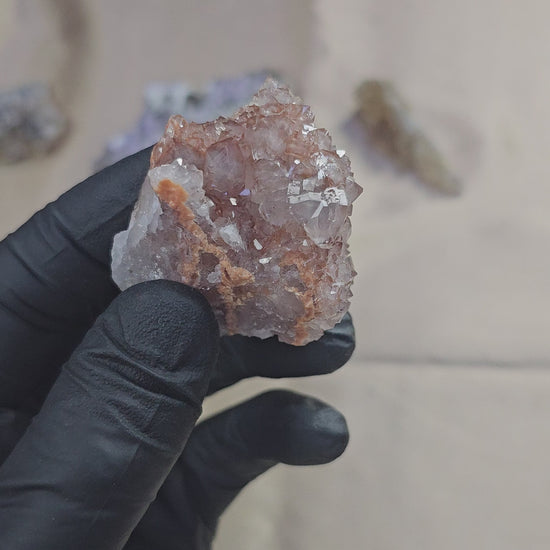 Quartz hématoïde sur gangue rocheuse de 52g en provenance du Maroc - Vue en 360°