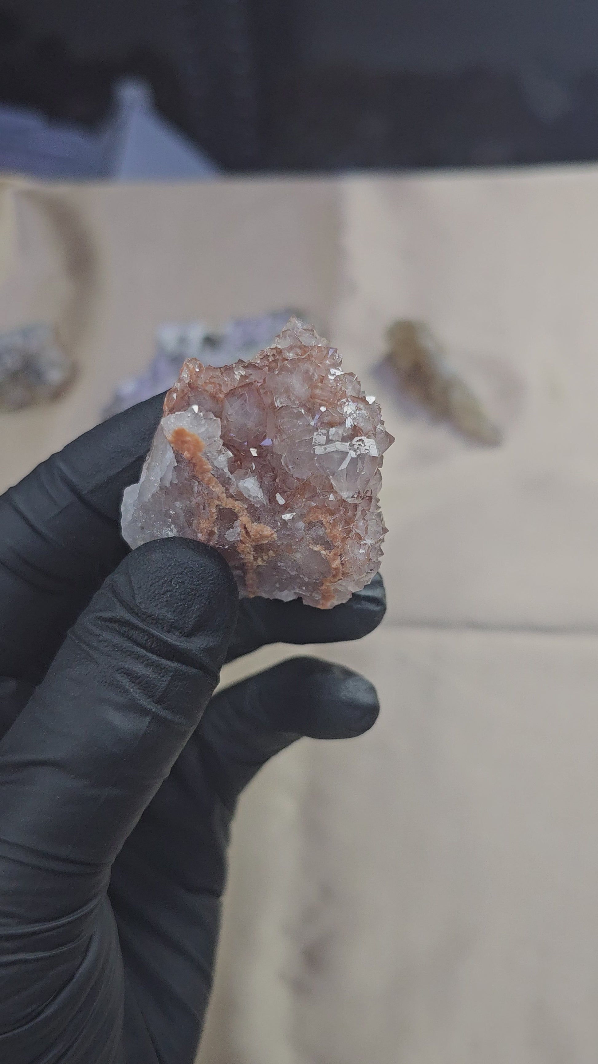Quartz hématoïde sur gangue rocheuse de 52g en provenance du Maroc - Vue en 360°