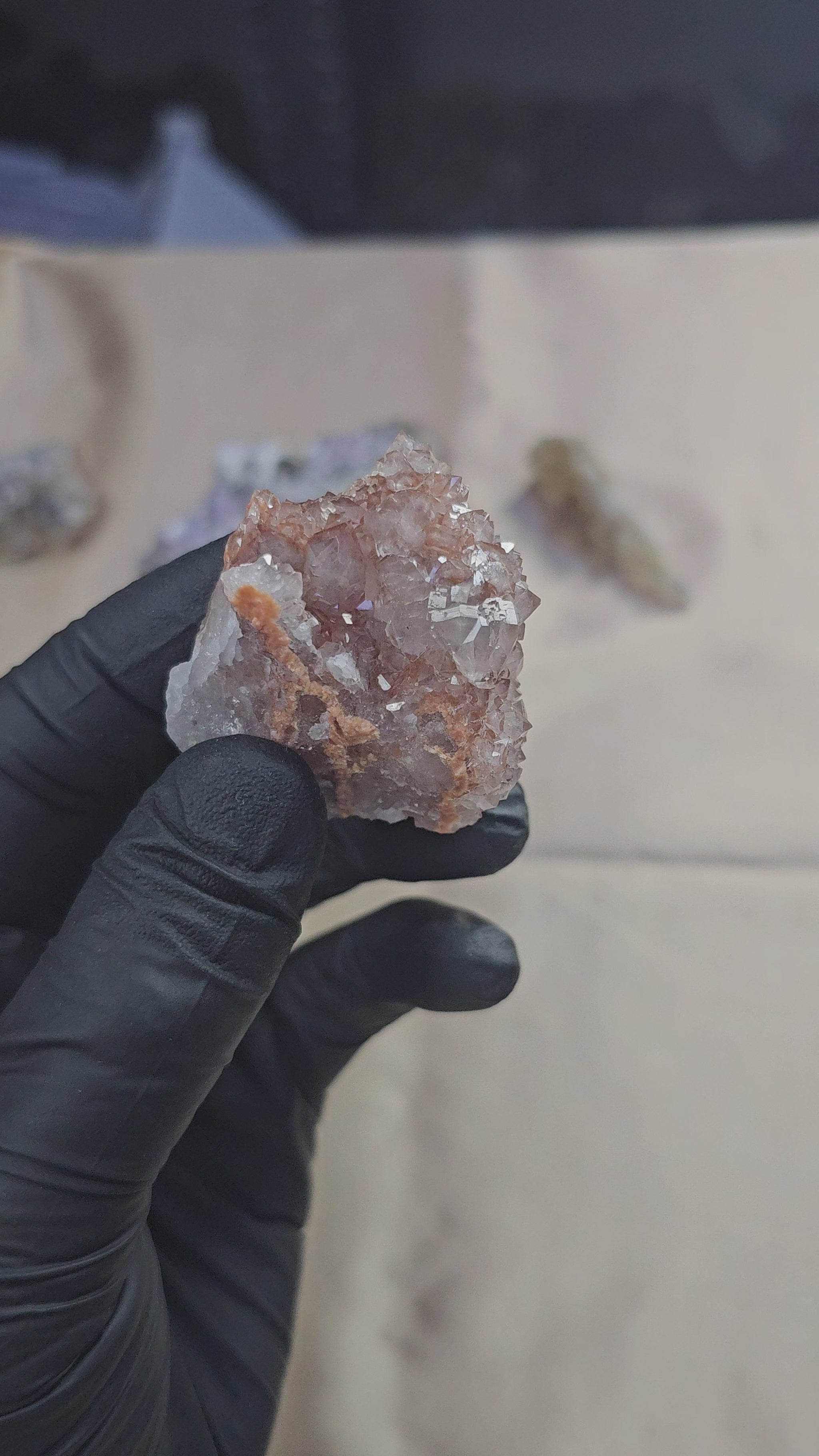 Quartz hématoïde sur gangue rocheuse de 52g en provenance du Maroc - Vue en 360°