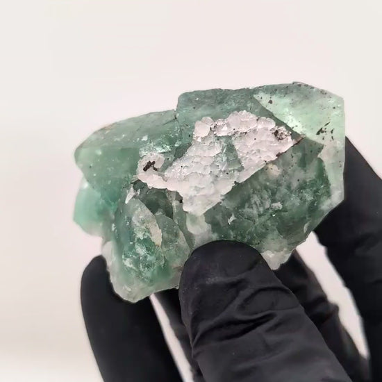 Fluorite vert d'eau avec quartz et cristaux de pyrite 90g d'El Hammam au Maroc