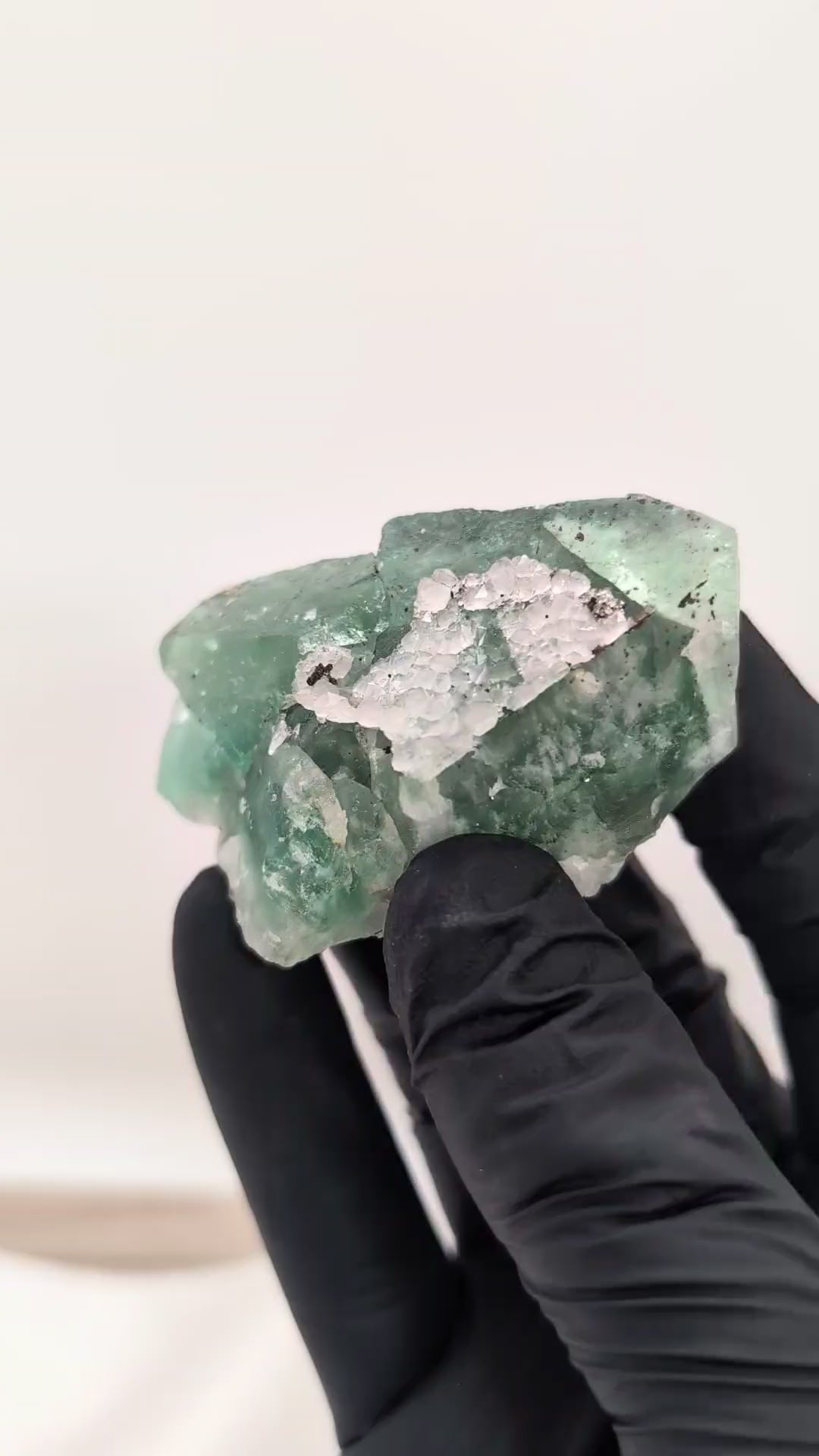 Fluorite vert d'eau avec quartz et cristaux de pyrite 90g d'El Hammam au Maroc