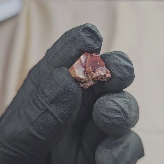 Cristaux hexagonaux de vanadinite du Maroc 5g - Vue du dessus et en 360°
