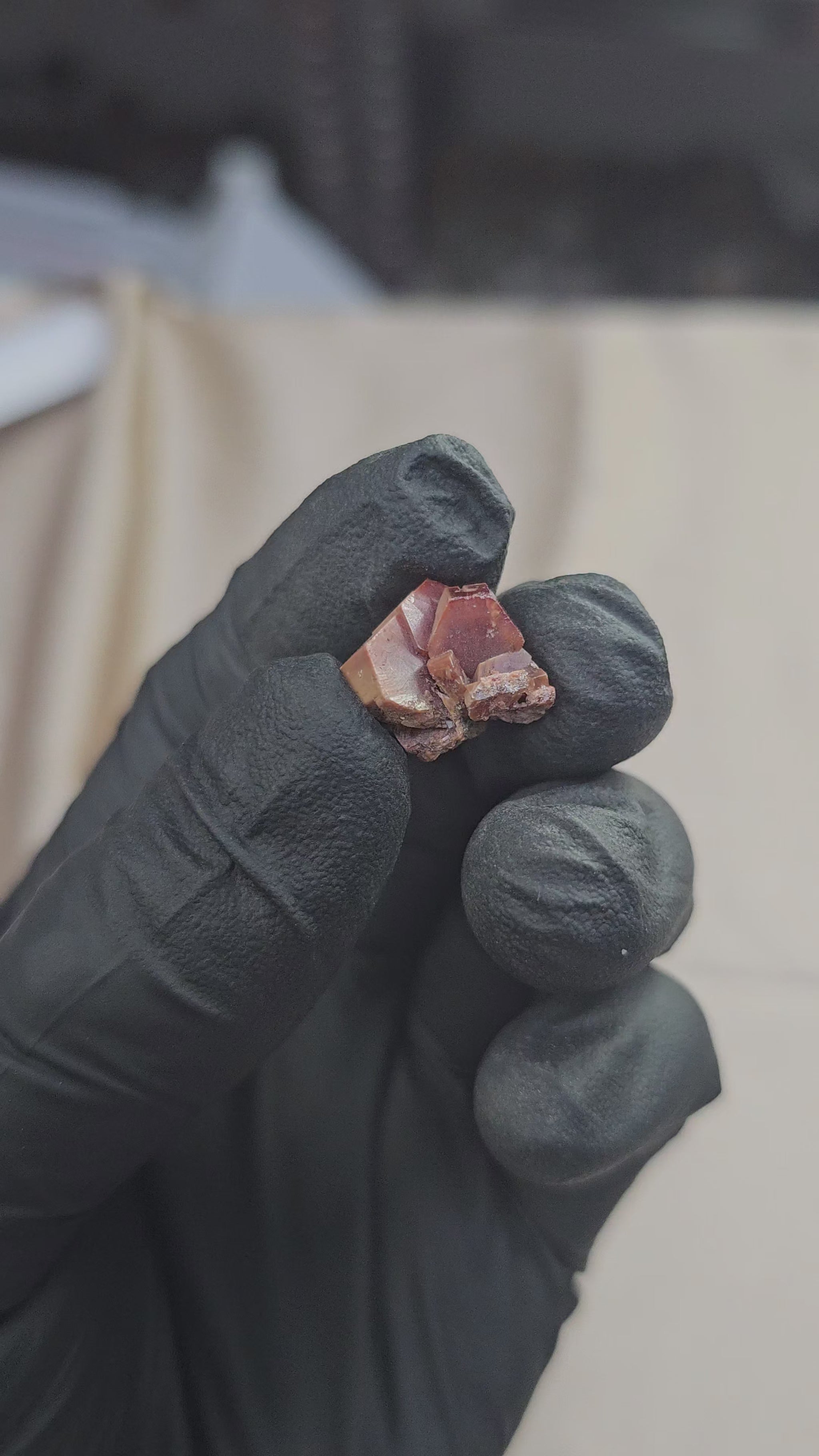 Cristaux hexagonaux de vanadinite du Maroc 5g - Vue du dessus et en 360°