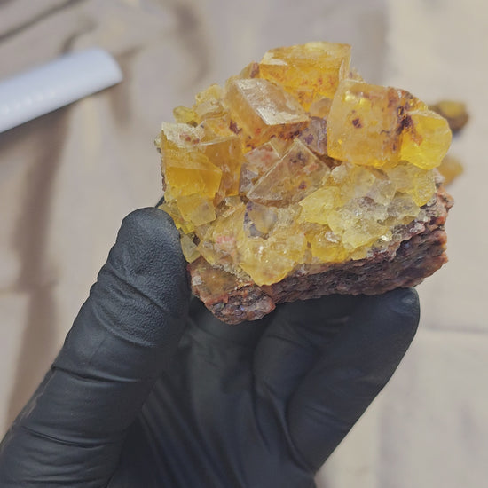 Grosse fluorite jaune miel maclée sur gangue de roche de 204g en provenance d'Aouli au Maroc - Vue en 360°