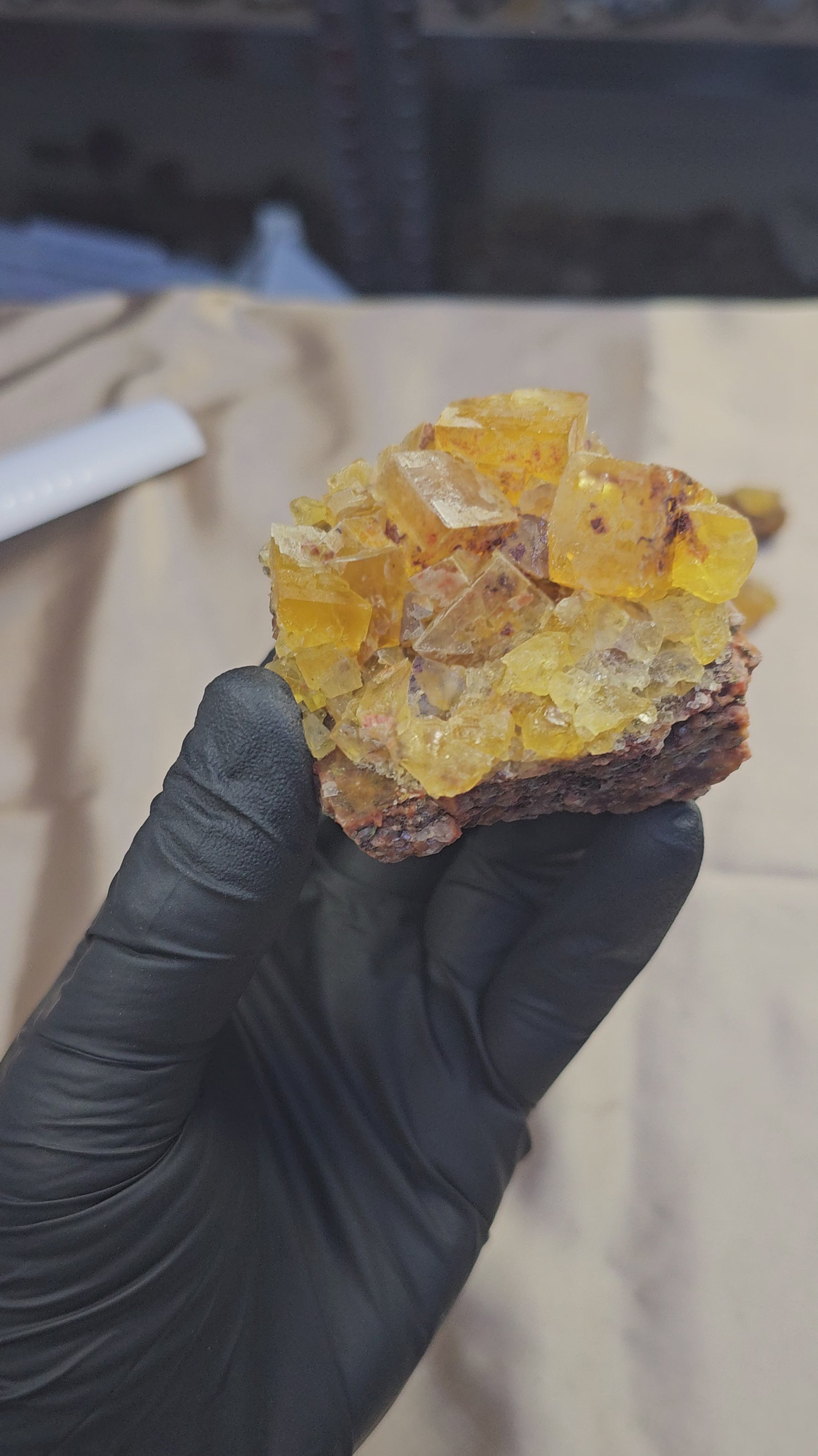 Grosse fluorite jaune miel maclée sur gangue de roche de 204g en provenance d'Aouli au Maroc - Vue en 360°