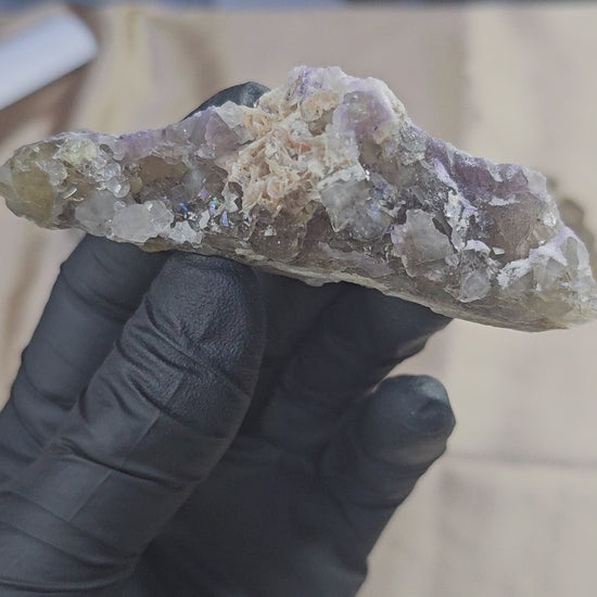 Baryte beige sur fluorite jaune verdâtre quartz et roche violette à l'arrière sur gangue rocheuse de 77g 
