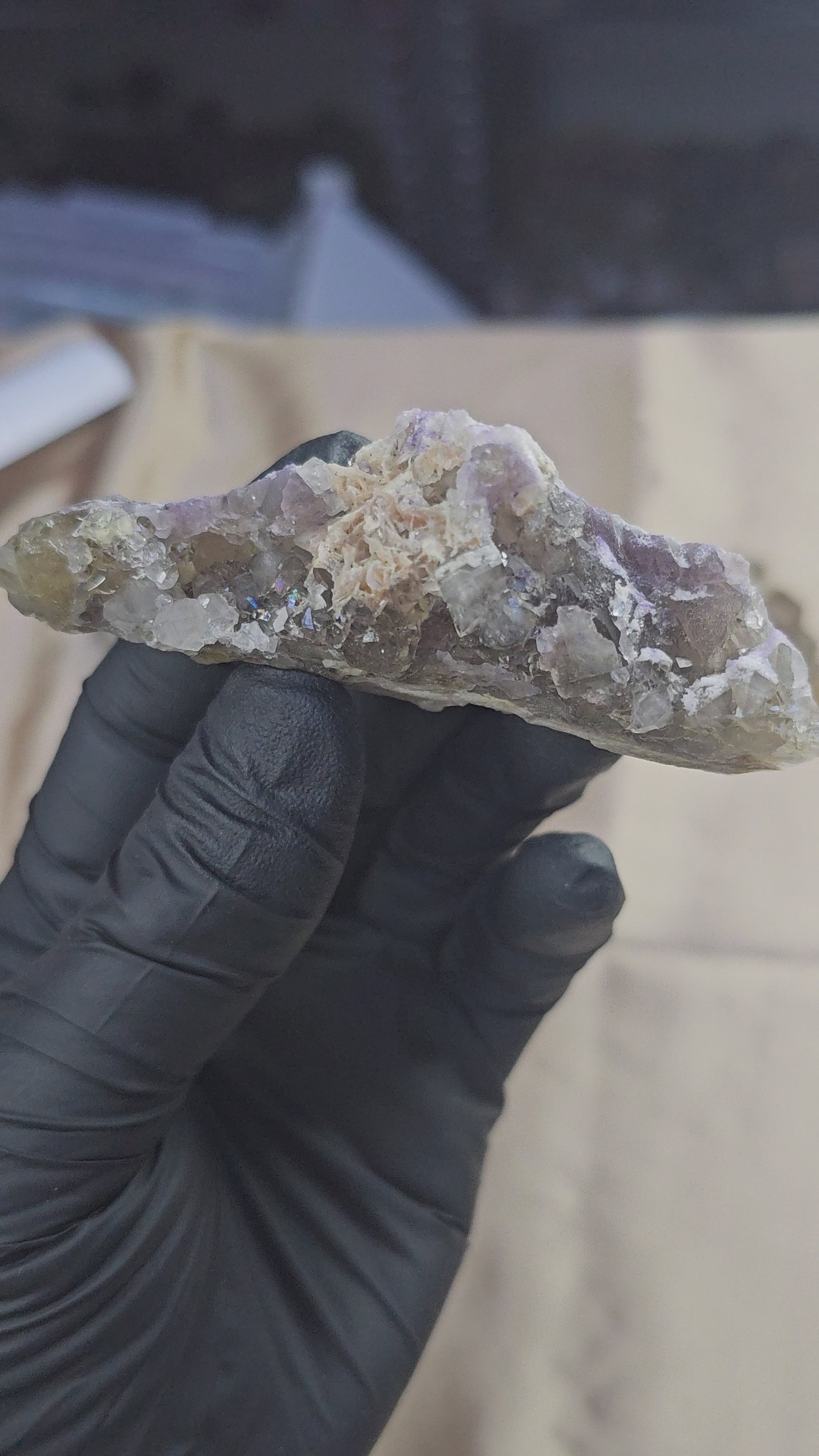 Baryte beige sur fluorite jaune verdâtre quartz et roche violette à l'arrière sur gangue rocheuse de 77g 