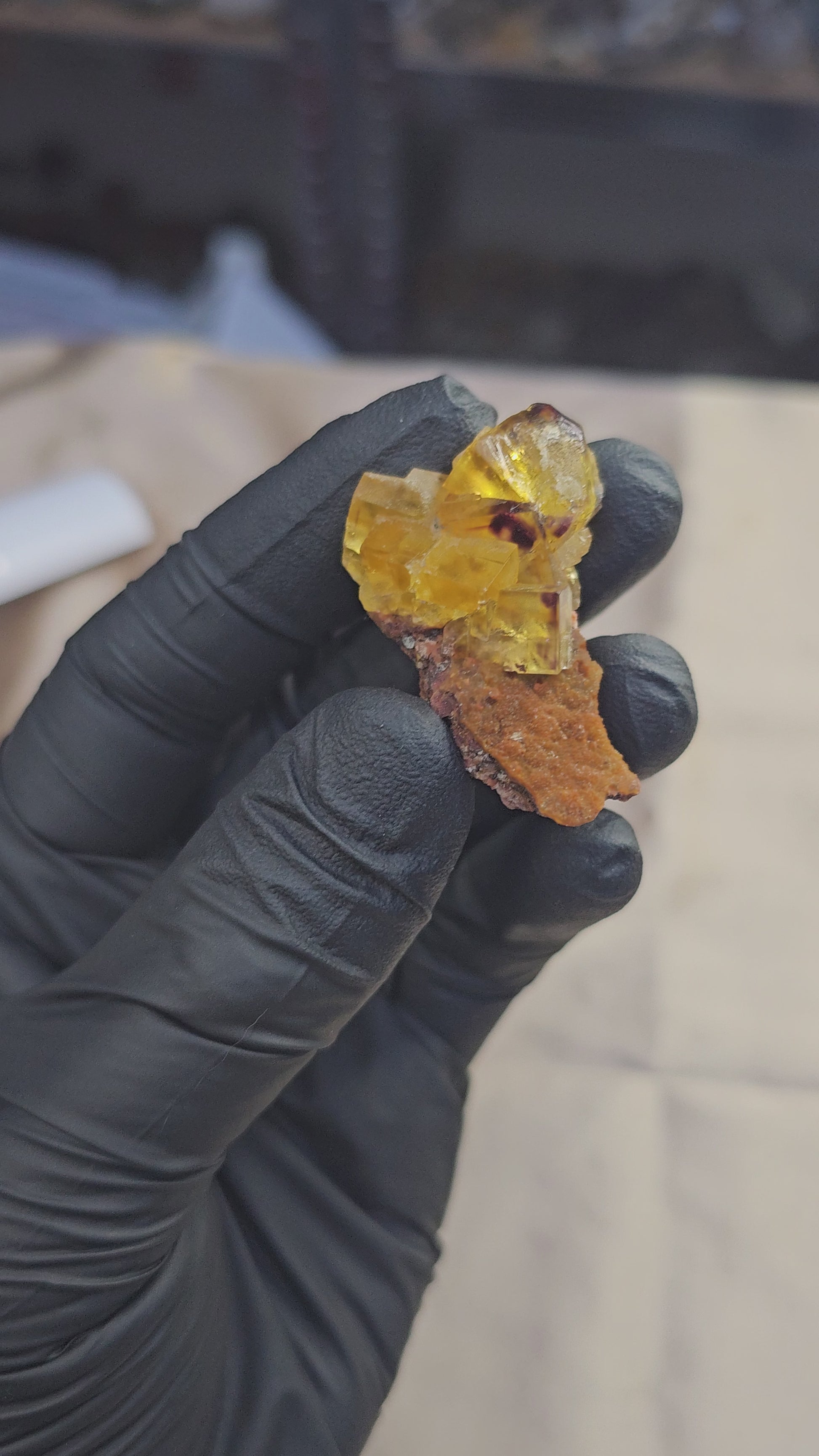 Fluorite jaune en cubes sur microcristaux rouges scintillants d'Aouli au Maroc 22g