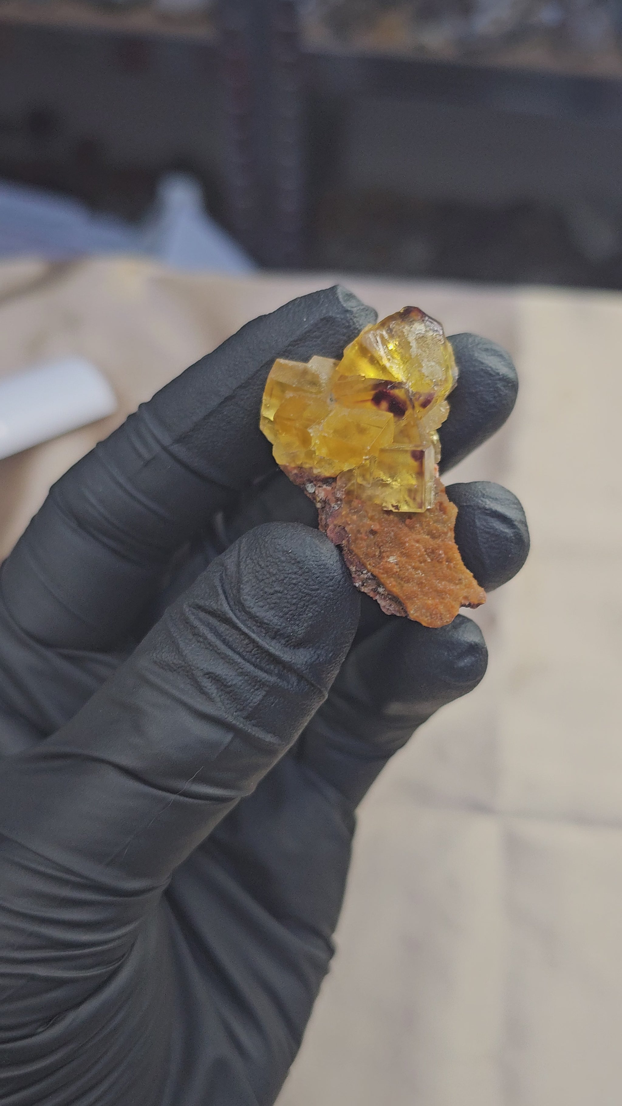 Fluorite jaune en cubes sur microcristaux rouges scintillants d'Aouli au Maroc 22g