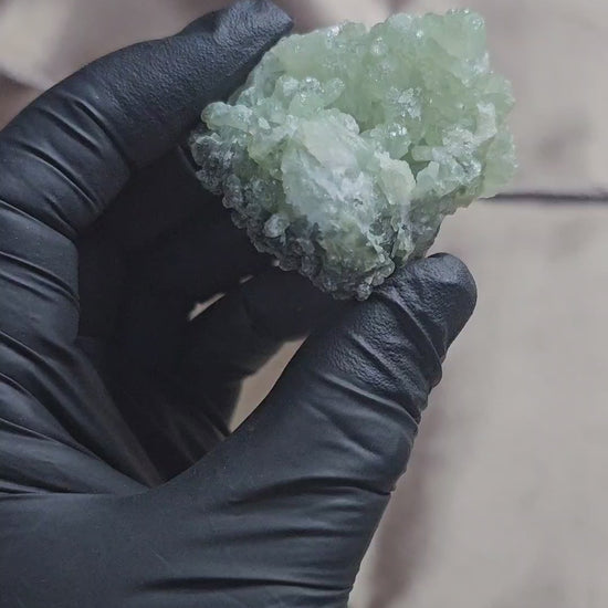 Prehnite bicolore verte claire et chatoyante de 94g - Vue à 360°