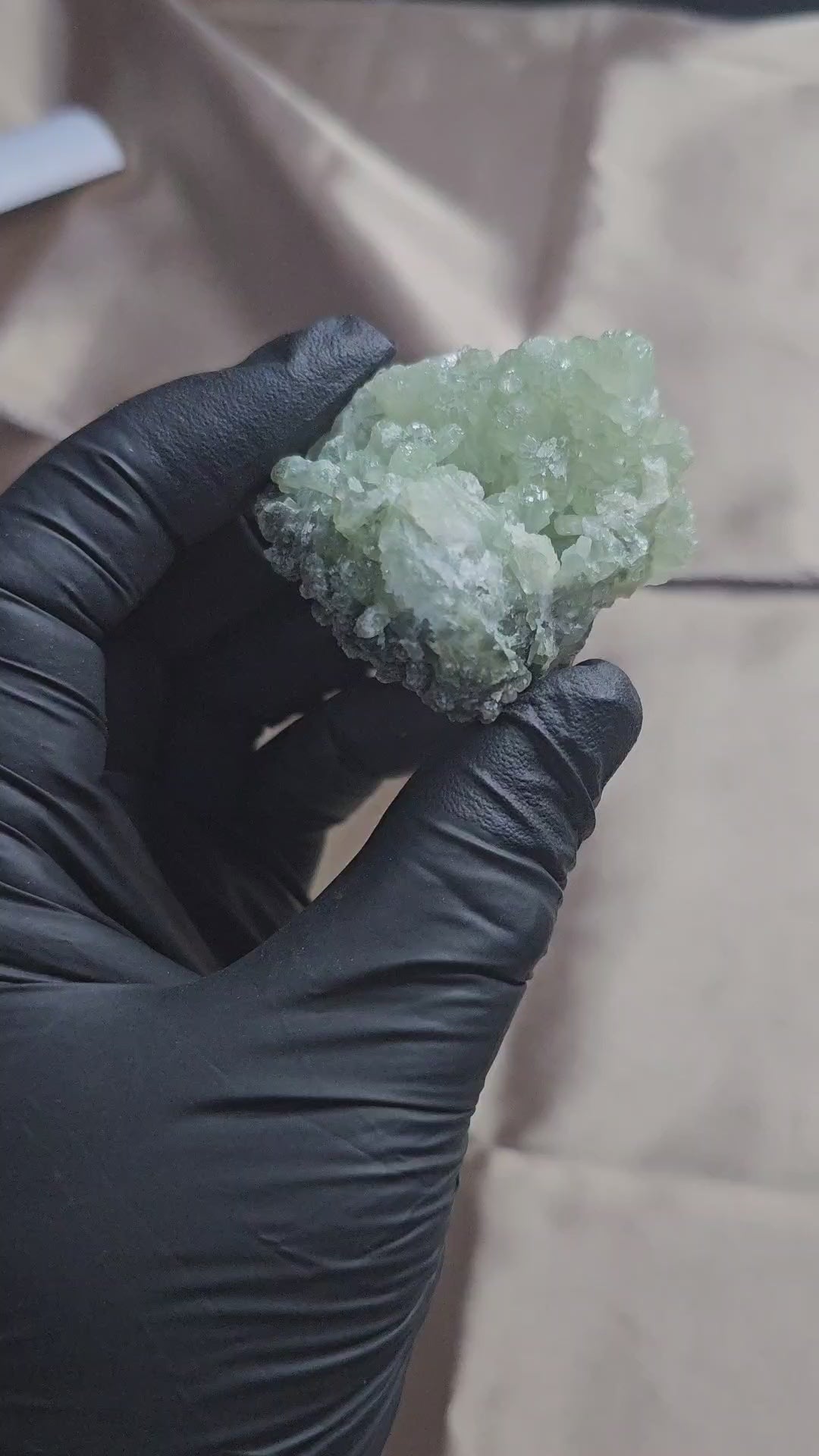 Prehnite bicolore verte claire et chatoyante de 94g - Vue à 360°