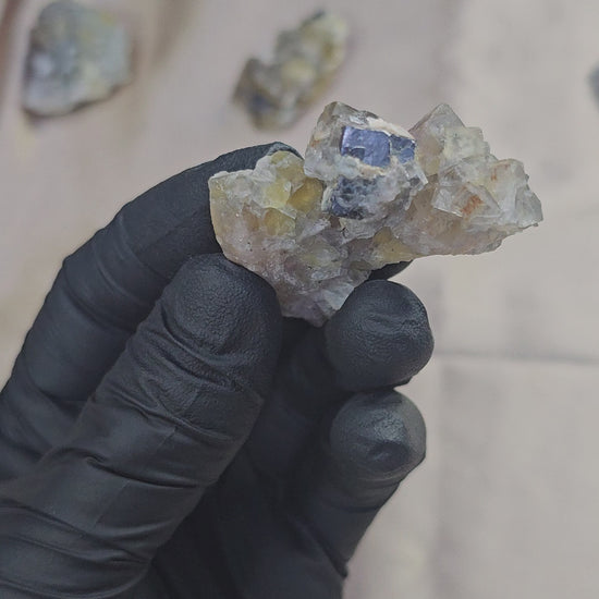 Fluorite jaunâtre avec galène et traces de baryte du Maroc 30g - Vue du dessus et en 360°