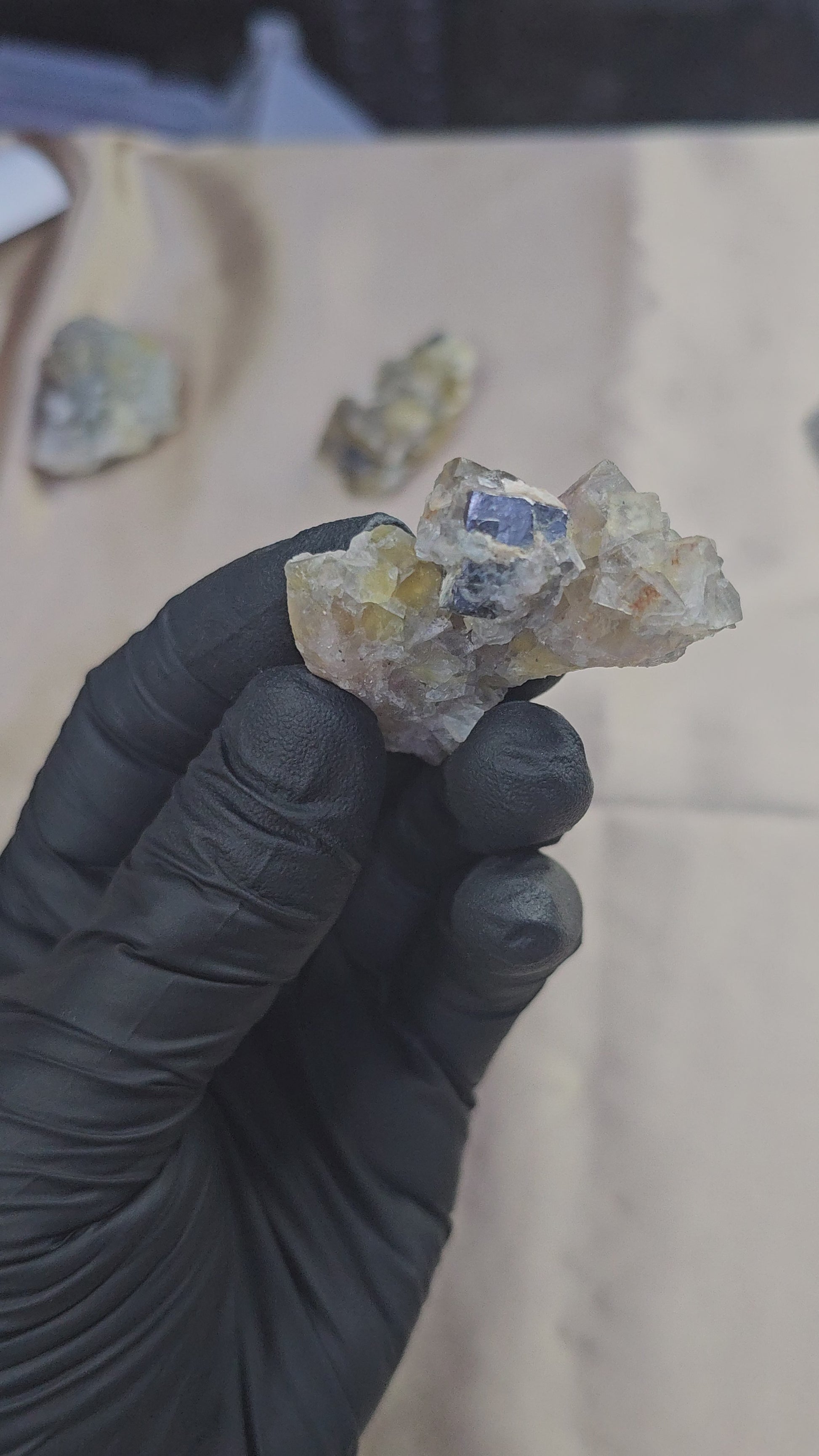 Fluorite jaunâtre avec galène et traces de baryte du Maroc 30g - Vue du dessus et en 360°