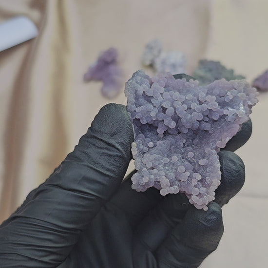 Calcédoine botryoïdale grappe de raisin violette de 48g - Vue du dessus et à 360°