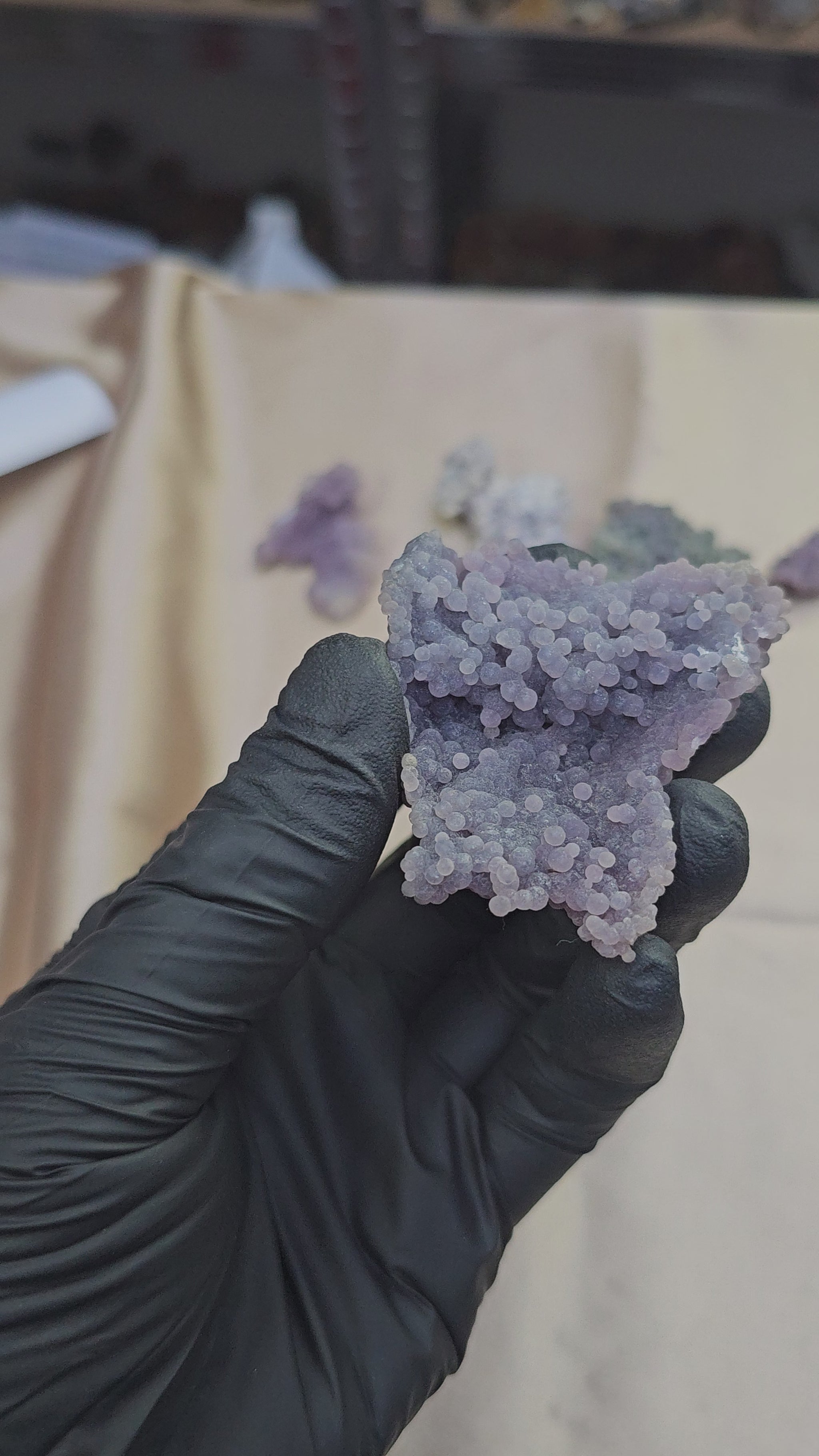 Calcédoine botryoïdale grappe de raisin violette de 48g - Vue du dessus et à 360°
