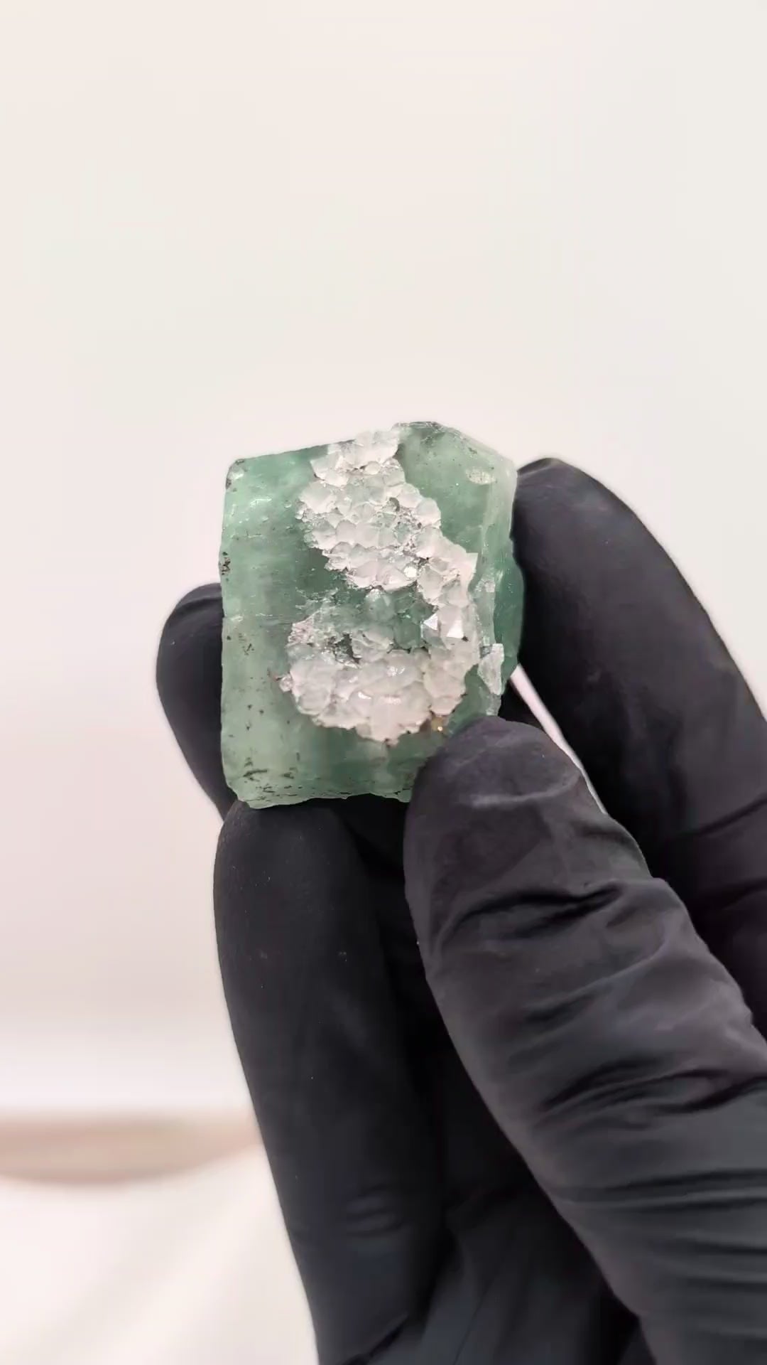 Fluorite vert d'eau avec quartz et pyrite de 42g d'El Hammam au Maroc