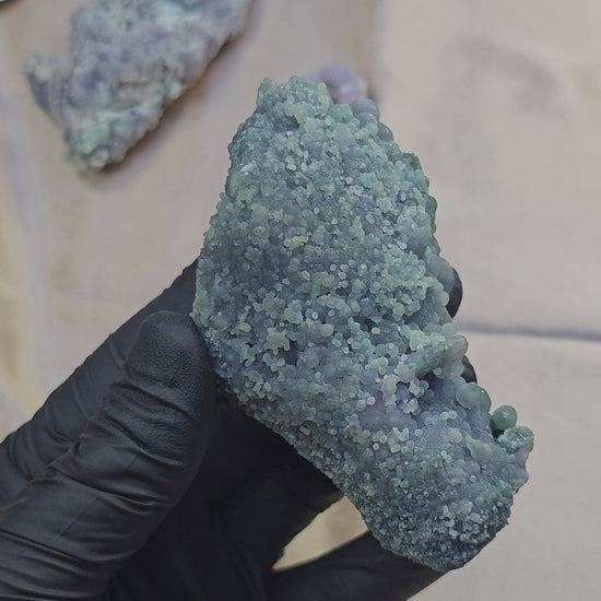 Calcédoine grappes de raisin en formation de microcristaux de quartz violets et verts de 214g d'Indonésie Vue en 360°
