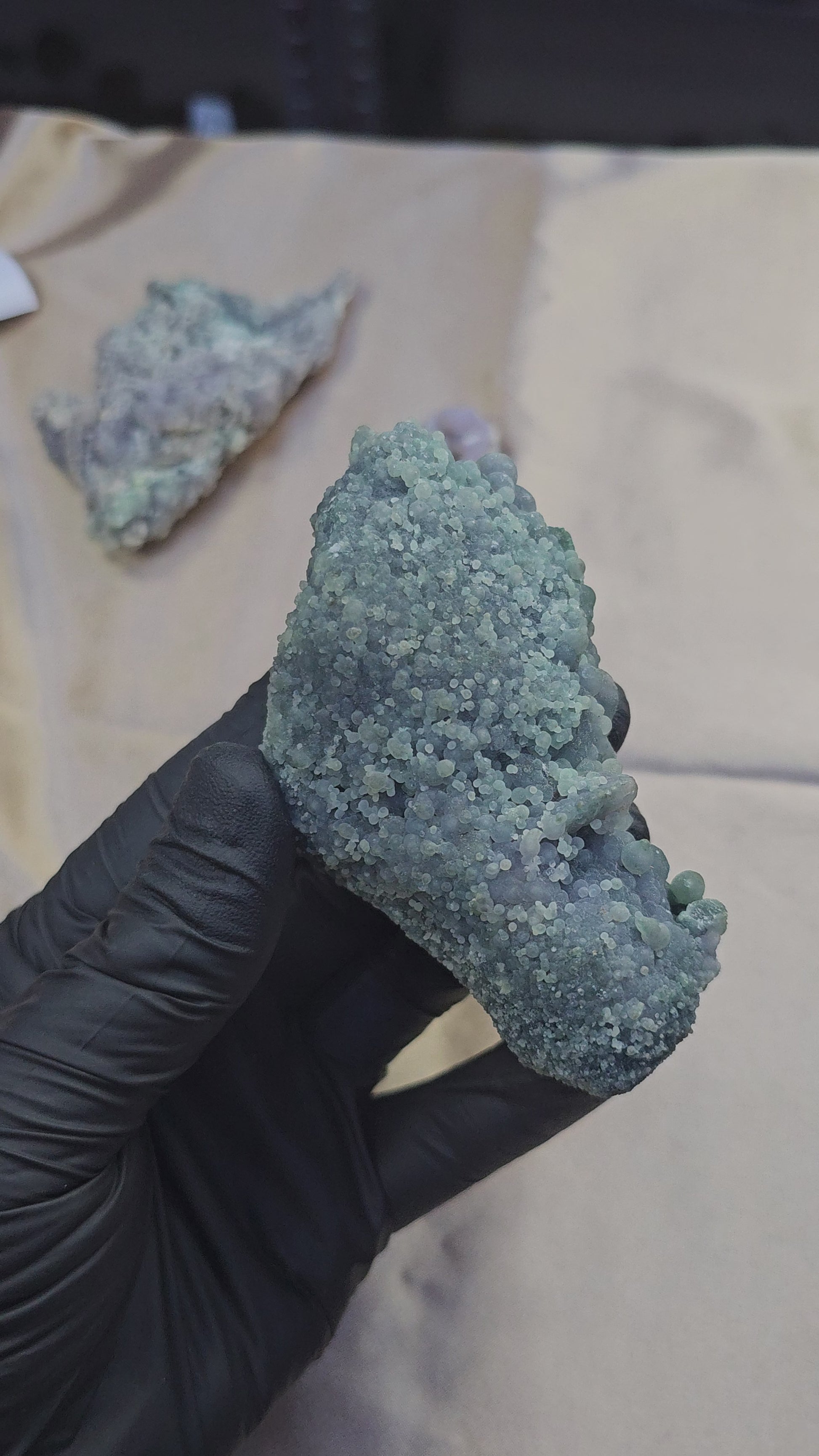 Calcédoine grappes de raisin en formation de microcristaux de quartz violets et verts de 214g d'Indonésie Vue en 360°