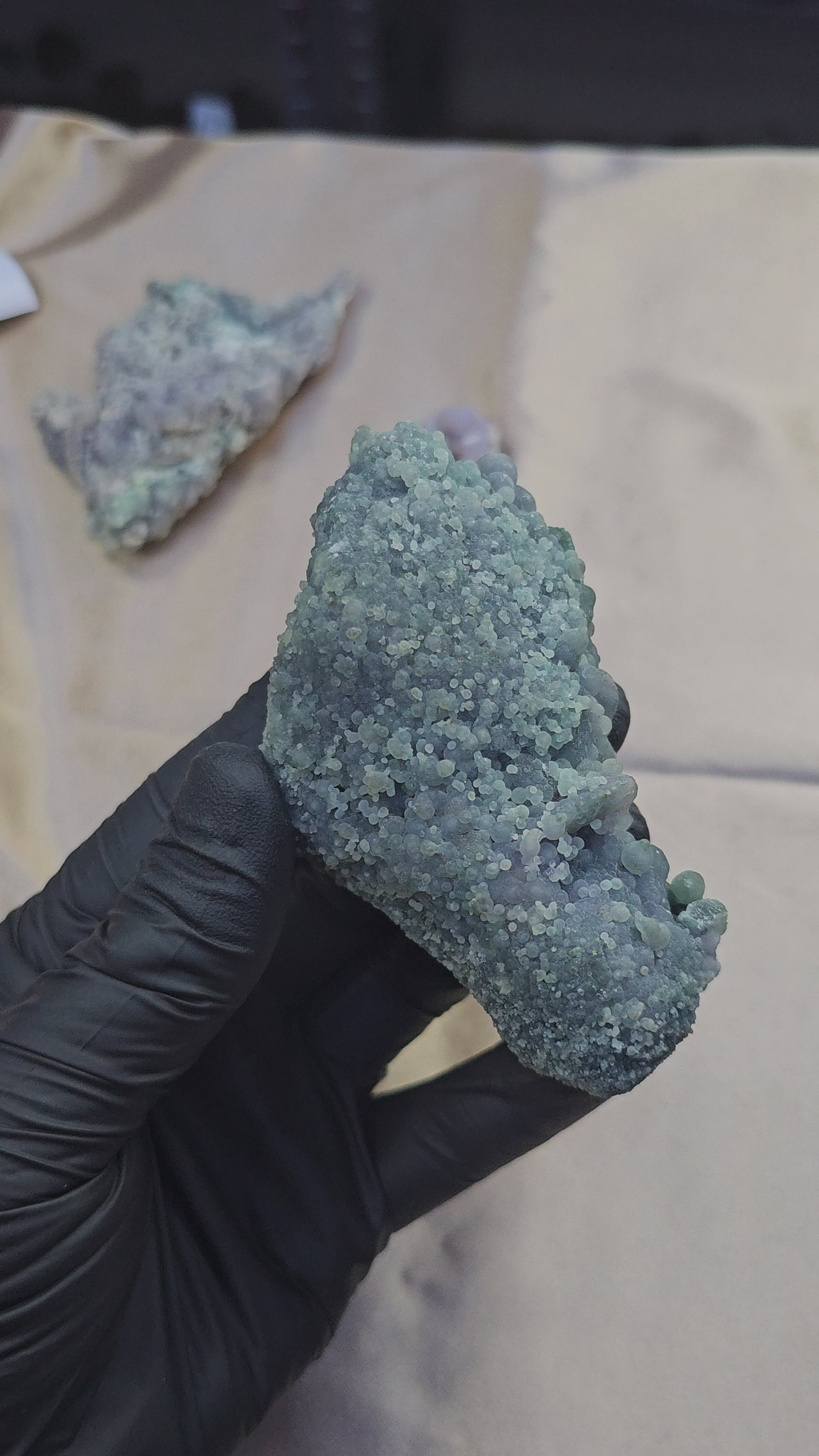 Calcédoine grappes de raisin en formation de microcristaux de quartz violets et verts de 214g d'Indonésie Vue en 360°