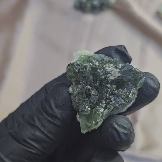 Prehnite à la cristallisation orthorhombique avec sa face foncée et une autre face claire de 40g - Provenance Boulemane au Maroc