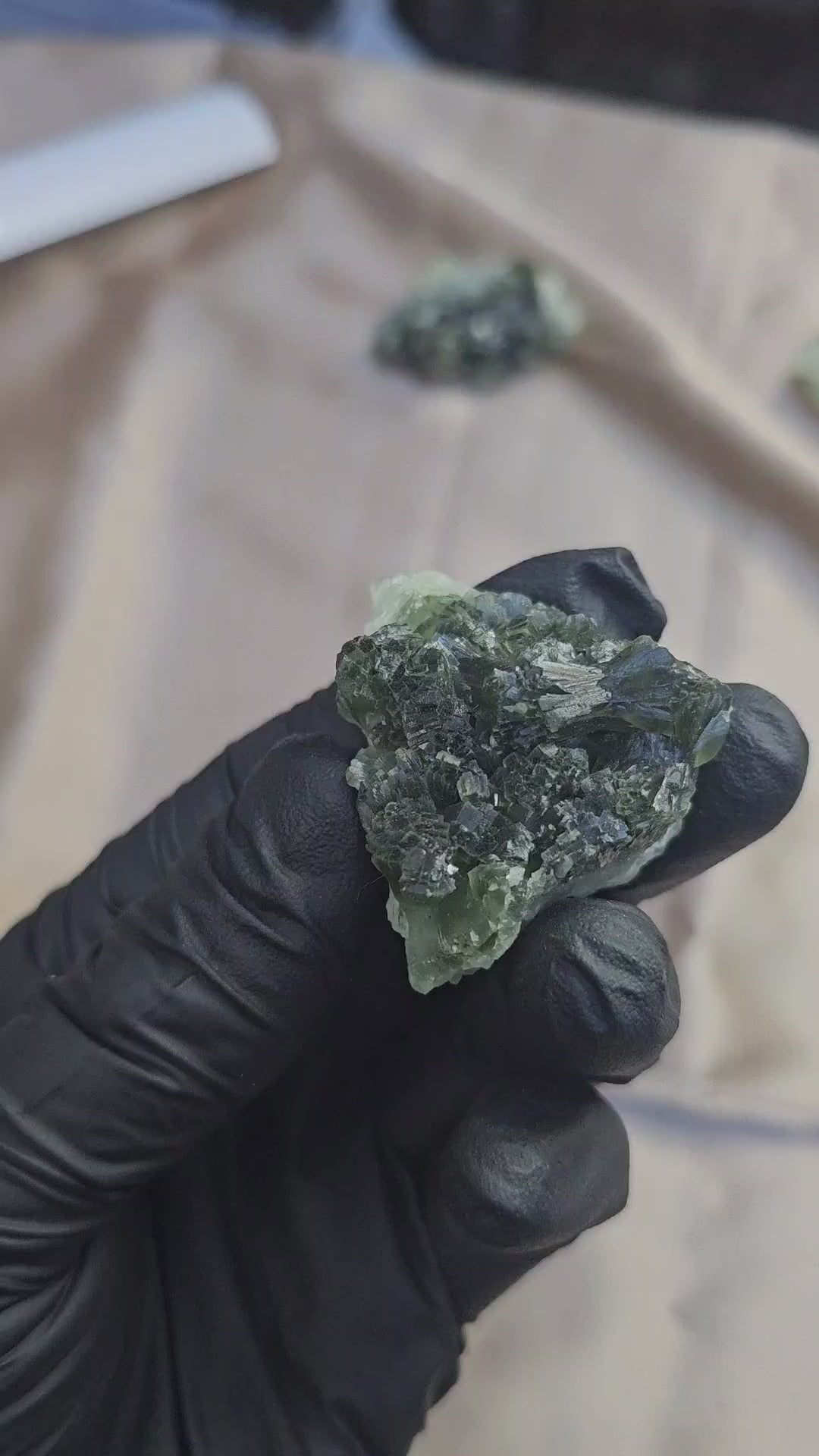 Prehnite à la cristallisation orthorhombique avec sa face foncée et une autre face claire de 40g - Provenance Boulemane au Maroc