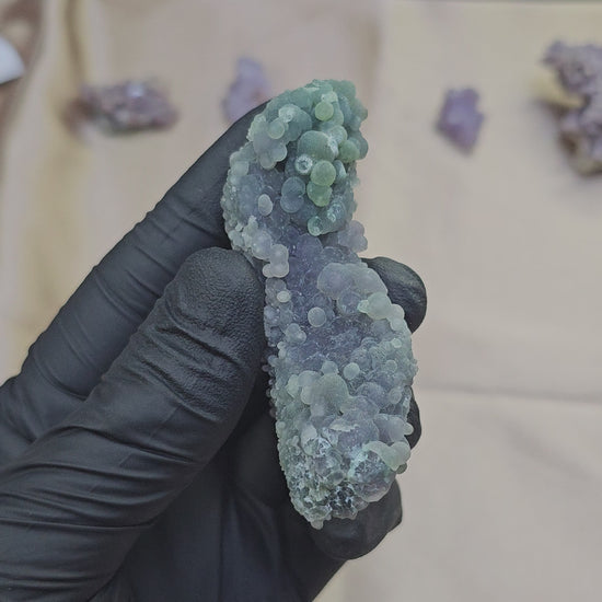 Calcédoine botryoïdale verte et violette bleutée d'Indonésie de 56g - Vue en 360°