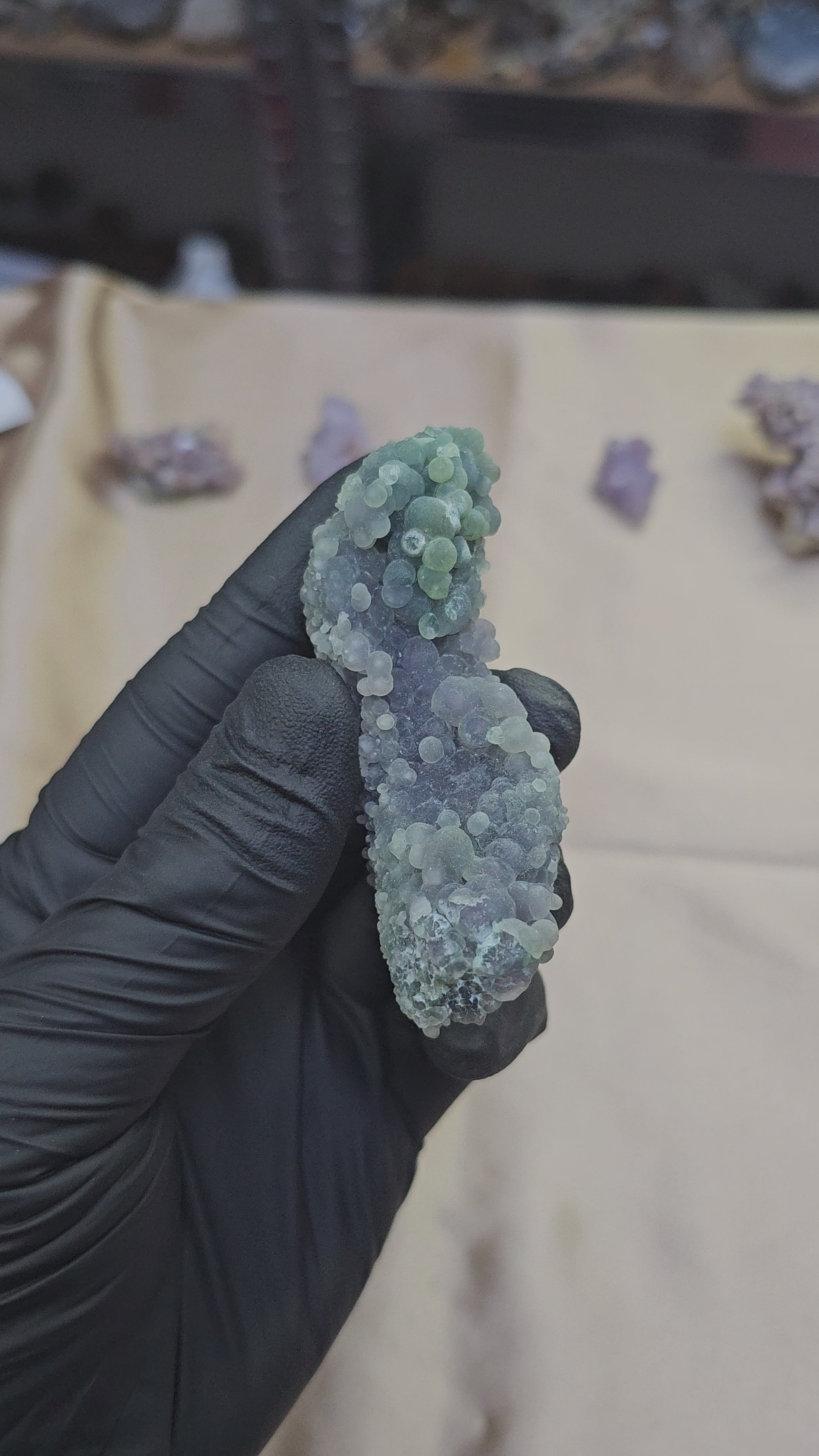 Calcédoine botryoïdale verte et violette bleutée d'Indonésie de 56g - Vue en 360°