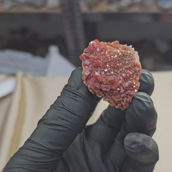 Vanadinite à cristaux rouges hexagonaux de 48g en provenance de Mibladen au Maroc