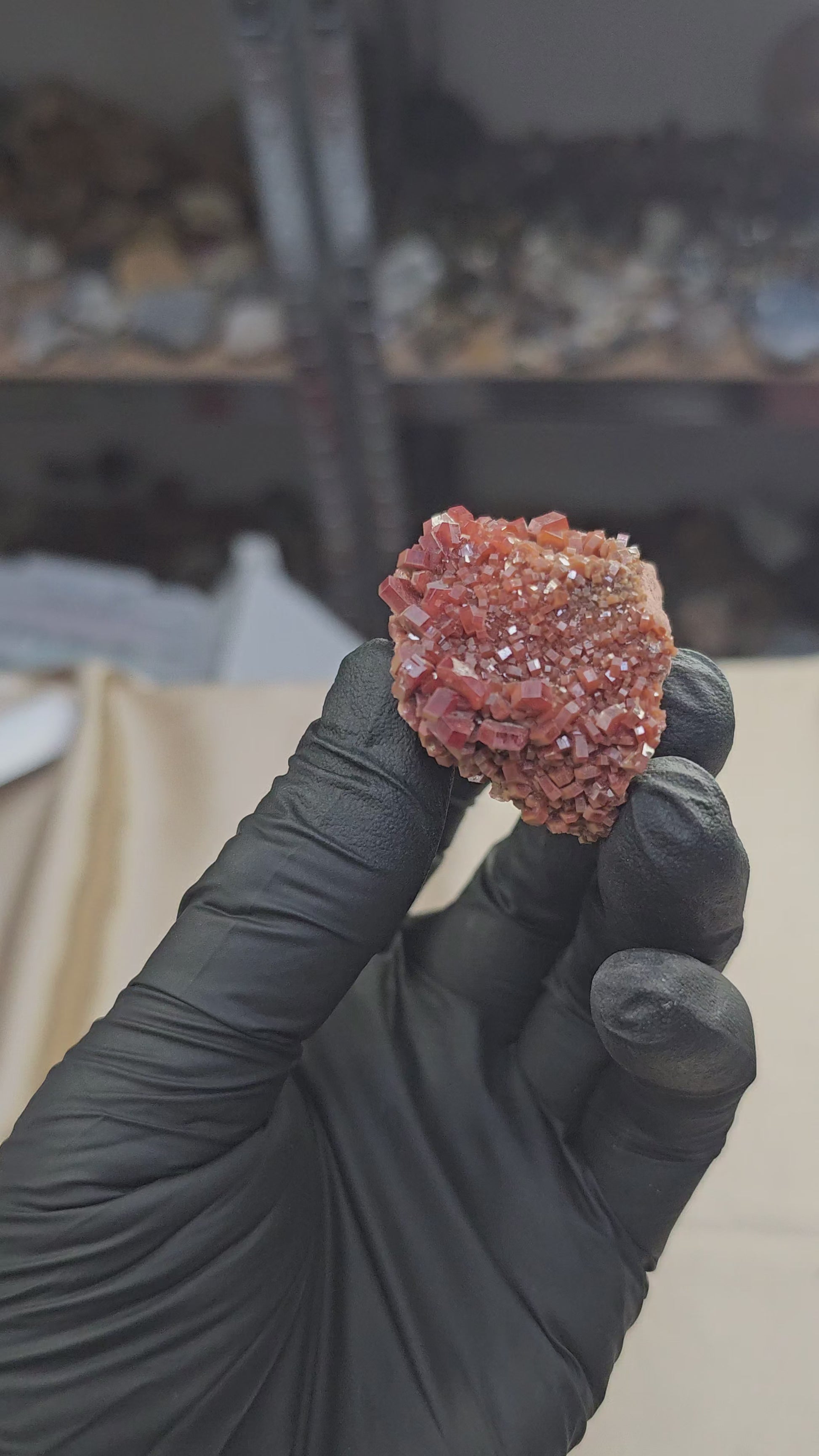 Vanadinite à cristaux rouges hexagonaux de 48g en provenance de Mibladen au Maroc