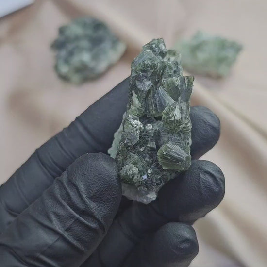 Prehnite cristaux orthorhombiques parfaits verts foncés de 45g sur présentoir rotatif